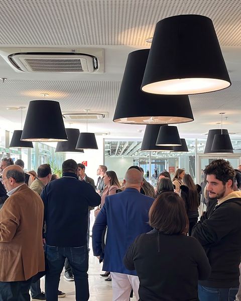 Participantes conversando em volta do café