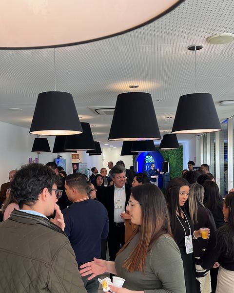 Duas participantes conversando no networking