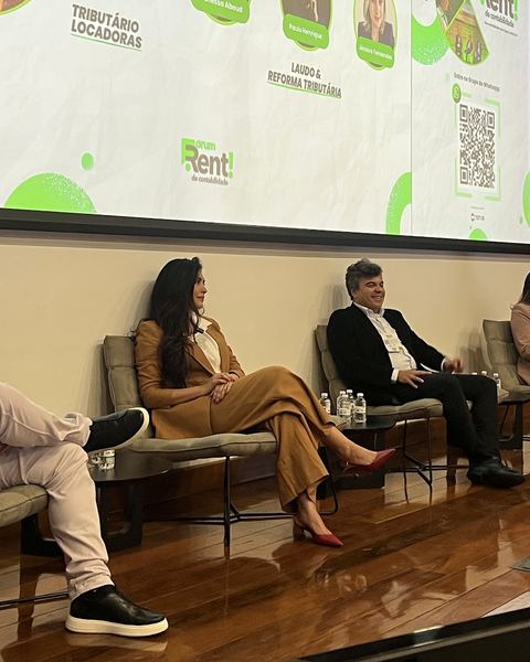 Painel do Hot Seat sentado no palco