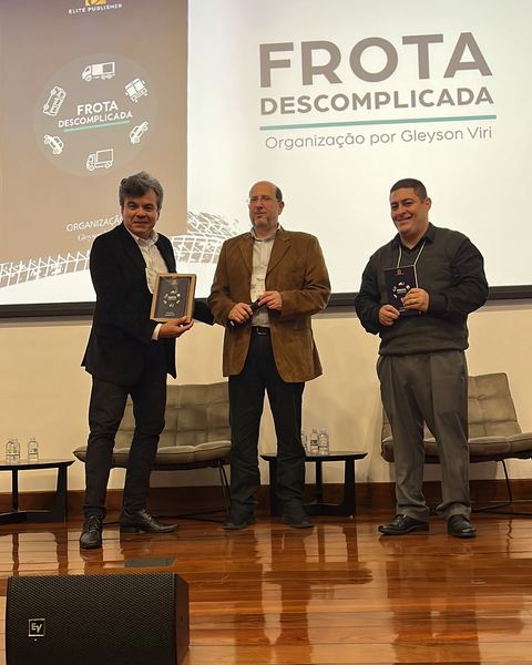 Entrega de reconhecimento no palco