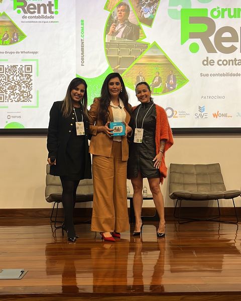 Participantes homenageadas no palco do Fórum