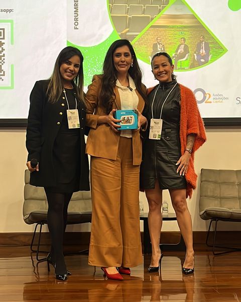 Três participantes recebidas no palco