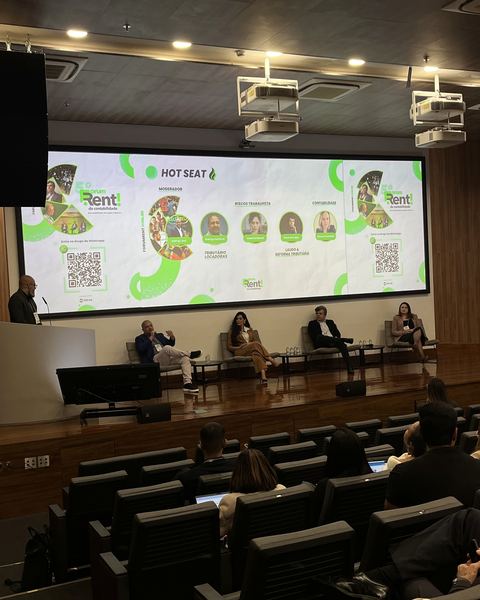 Plateia acompanhando o Hot Seat do palco