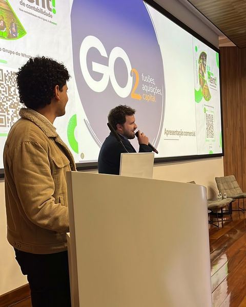 Dois palestrantes no púlpito durante o painel
