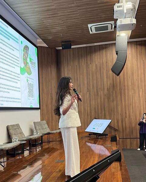 Palestrante falando ao microfone no palco